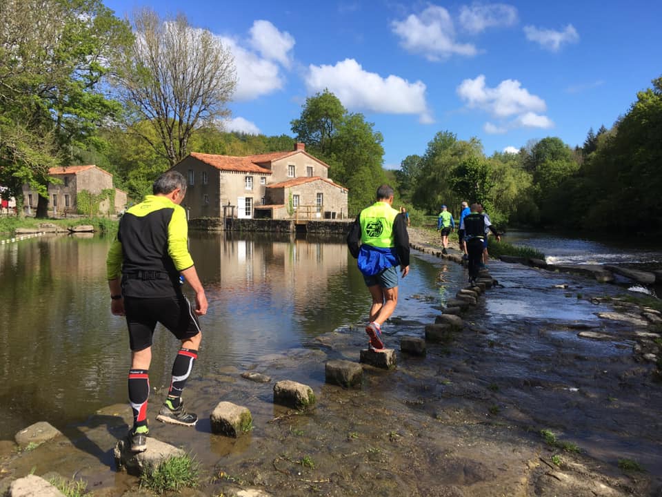 Passage sur la sèvre dans la vallée de Poupet